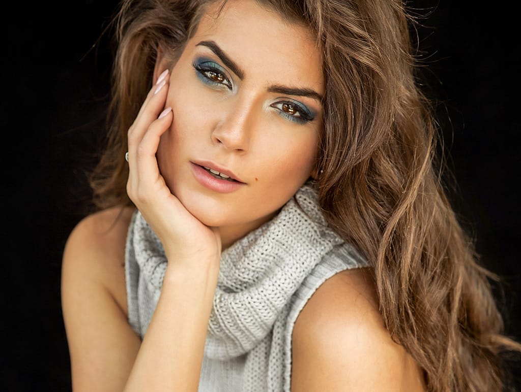 Woman leaning on her hand
